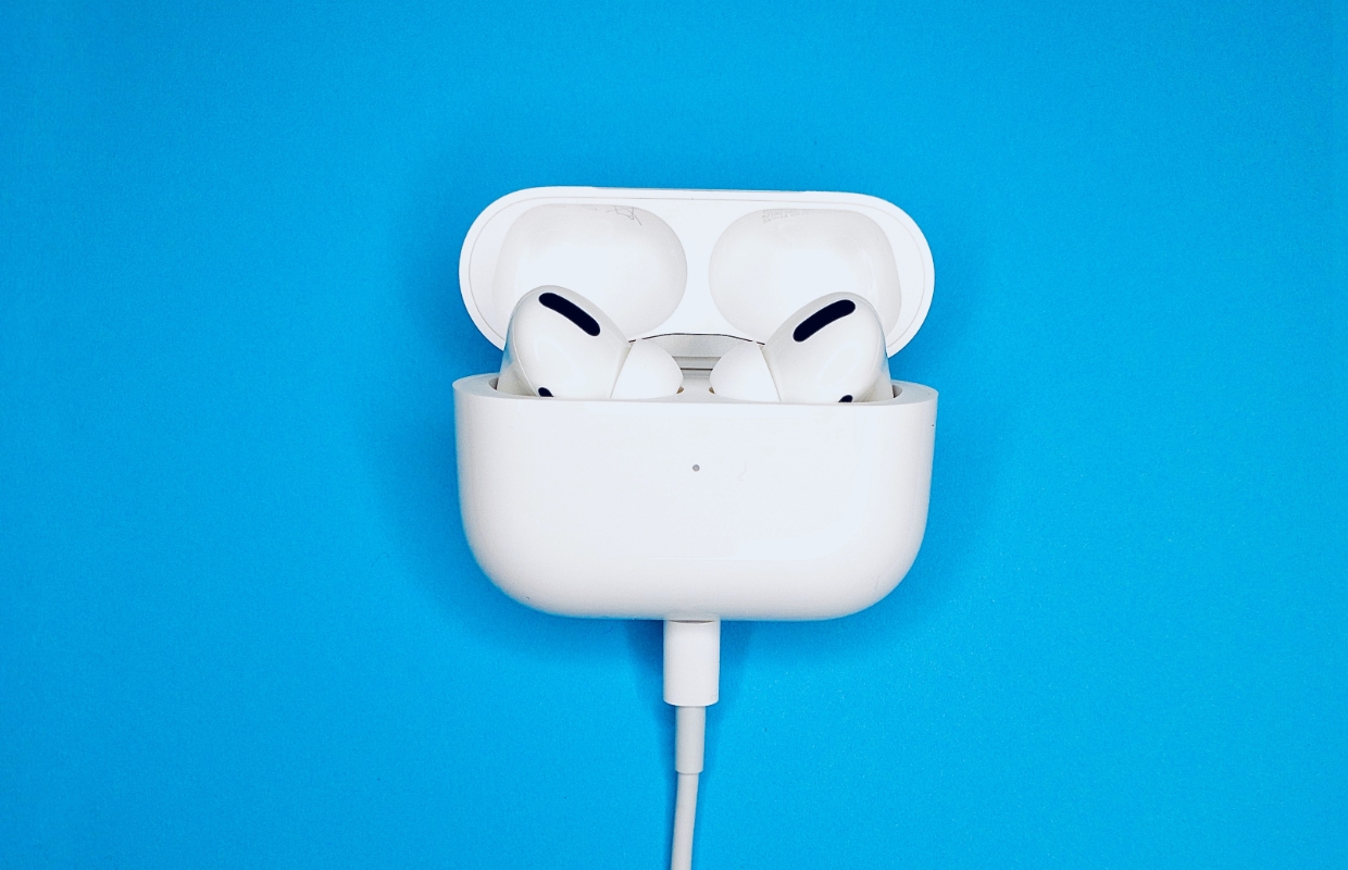 Zo kun je onderweg overal en altijd je AirPods opladen